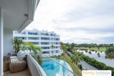 Apartamento en Motril - Mar de Ástrid: Apartamento de lujo con vistas al mar, a la piscina y al campo de golf